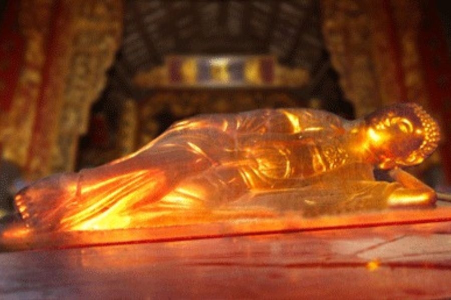 Tượng Phật Thích Ca nhập niết bàn tại Chùa Trấn Quốc