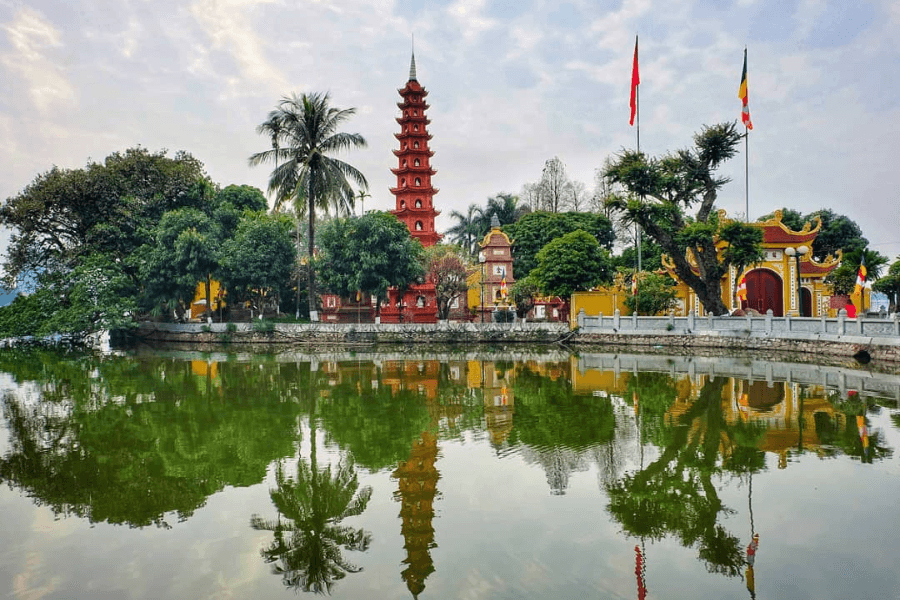 Chùa Trấn Quốc trang nghiêm và lộng lẫy