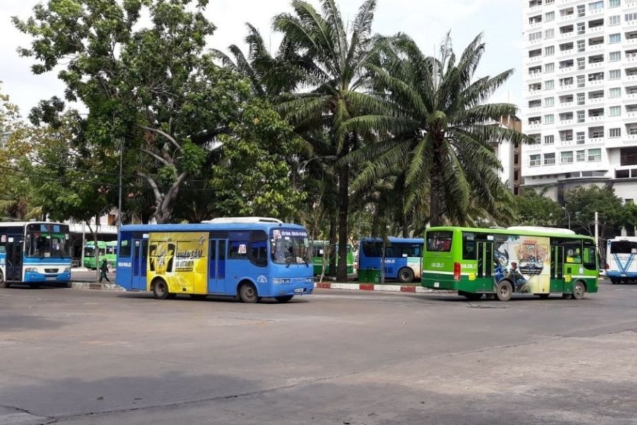 Đi xe bus đến công viên thật tiết kiệm và tiện lợi