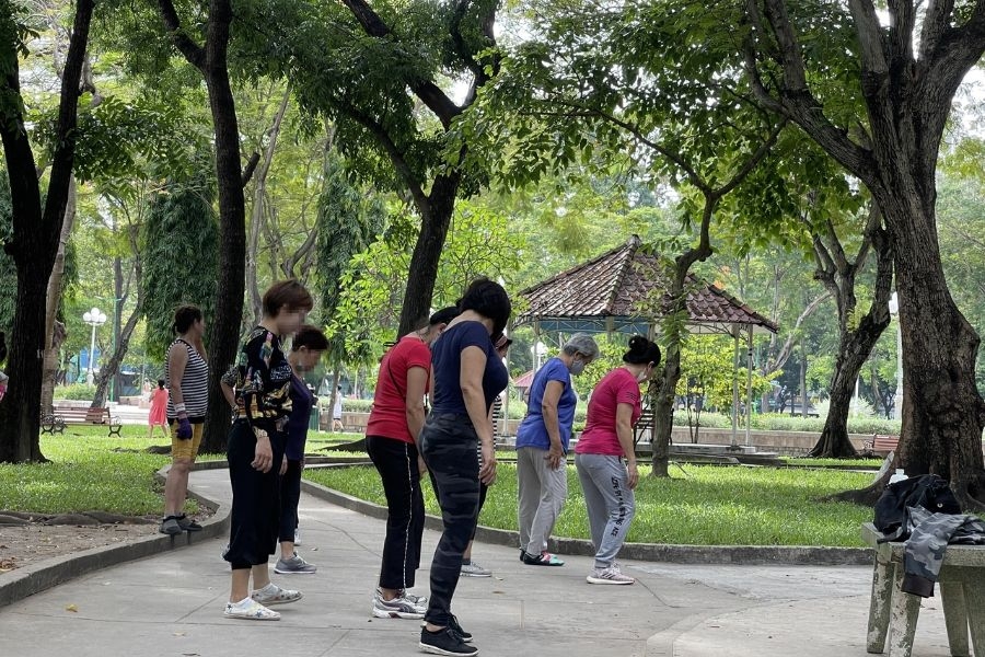 Người dân tập thể dục giữa không gian xanh mát ngay trung tâm thành phố