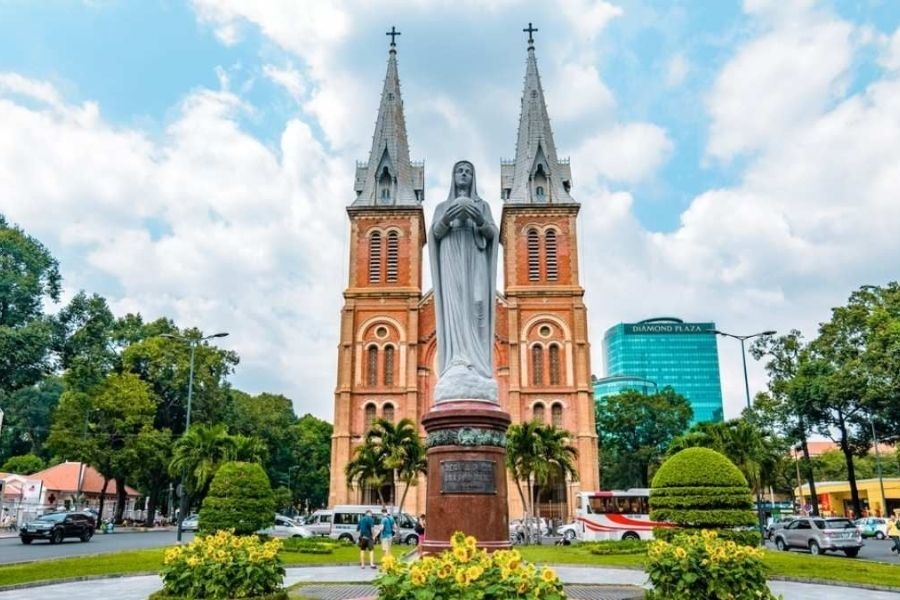 Nhà thờ Đức Bà nổi bật với lối kiến trúc Gothic