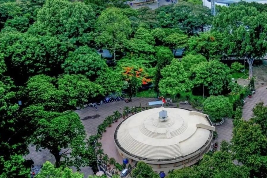 Công viên Hoàng Văn Thụ được phủ kín bởi những cây cổ thụ xanh mát