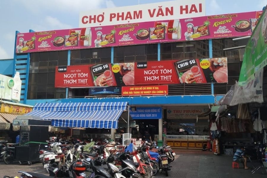 Chợ Phạm Văn Hai là thiên đường mua sắm giá rẻ nằm gần công viên