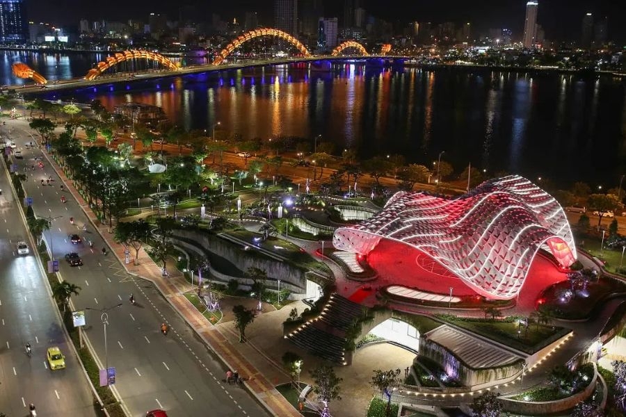Mái vòm “Cánh Diều Bay Cao” chuyển sắc rực rỡ khi đêm xuống