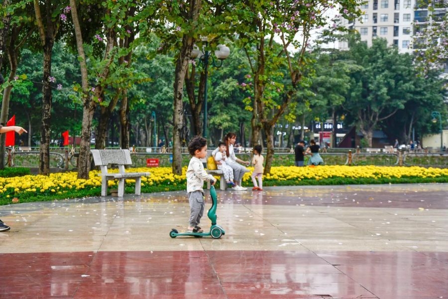 Quảng trường rộng lớn là nơi diễn ra nhiều hoạt động vui chơi tại công viên Cầu Giấy