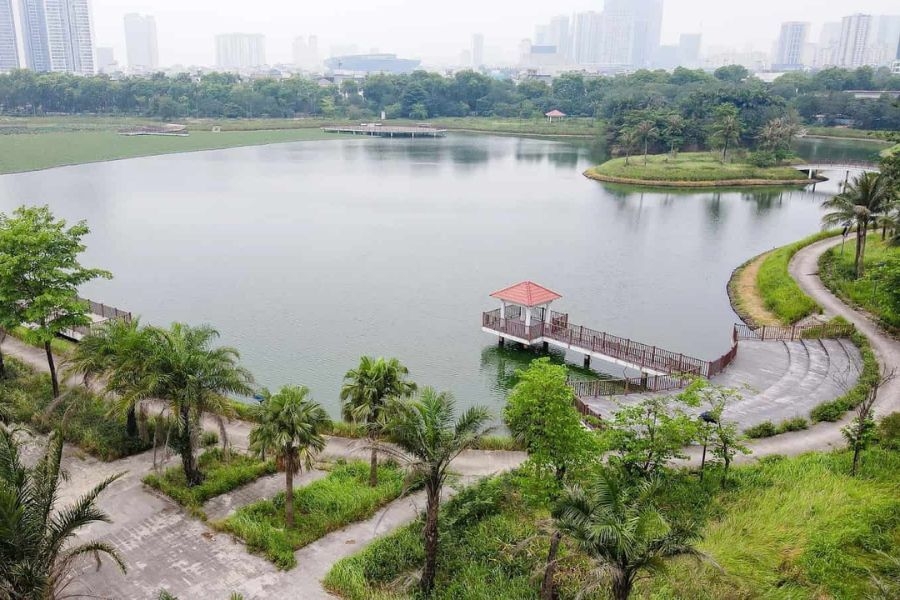 Khi đến tản bộ tại công viên Cầu Giấy, bạn nên mặc trang phục thoải mái và mang theo mũ, nước