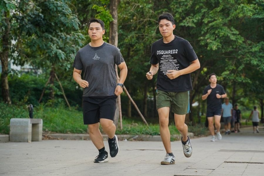 Dạo bộ và chạy bộ ven bờ hồ