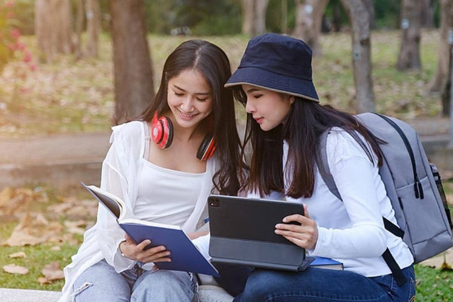 Tụ tập bạn bè và thư giãn trò chuyện