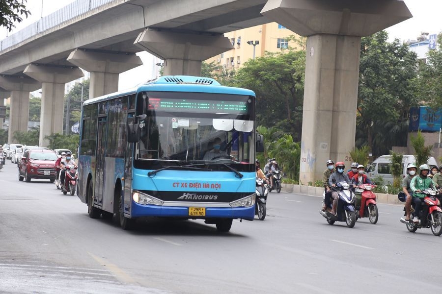 Xe bus là phương tiện công cộng phổ biến, giá rẻ để tới công viên Hòa Bình