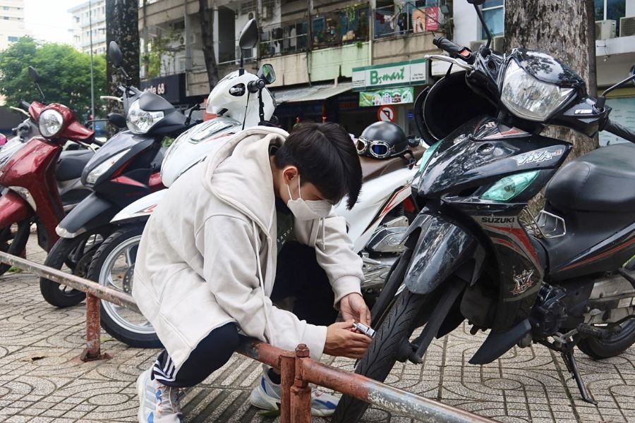 Bạn có thể đi xe máy và gửi xe ở công viên Hòa Bình