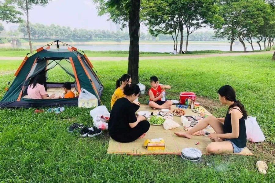 Nhiều gia đình đi picnic ở công viên Hòa Bình vào cuối tuần