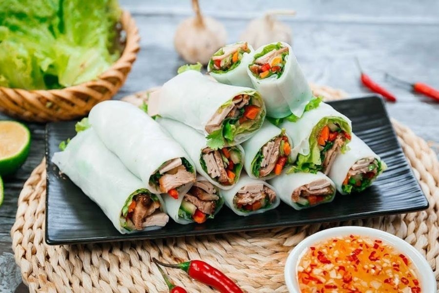 Bạn có thể thưởng thức phở cuốn Hà Nội tại các cửa hàng gần công viên Thủ Lệ