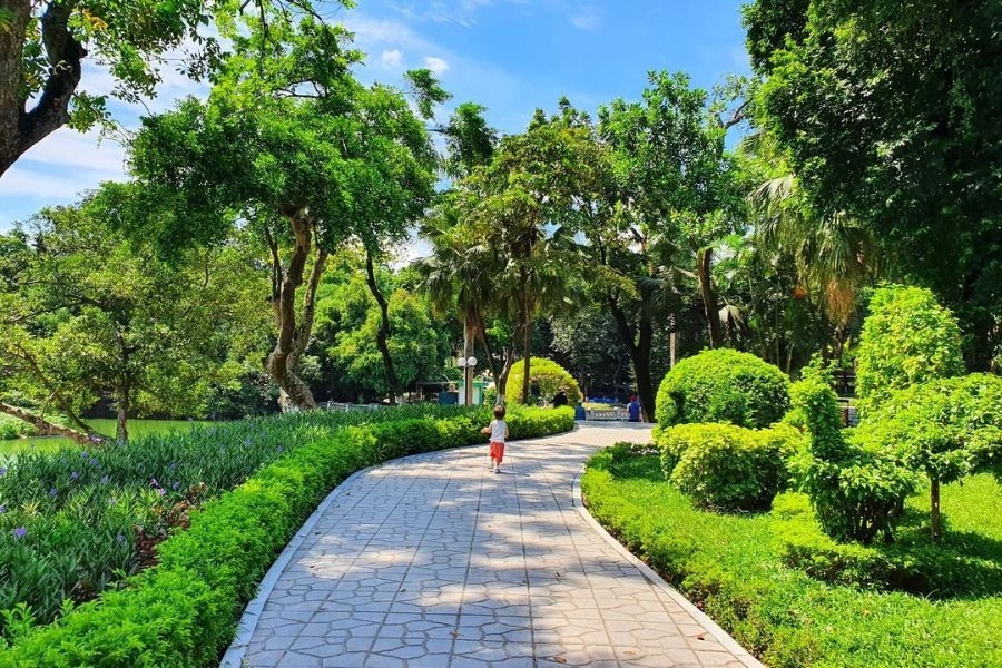 Khi đến công viên Thủ Lệ, bạn nên vứt rác đúng nơi quy định để giữ gìn vệ sinh chung cho nơi đây