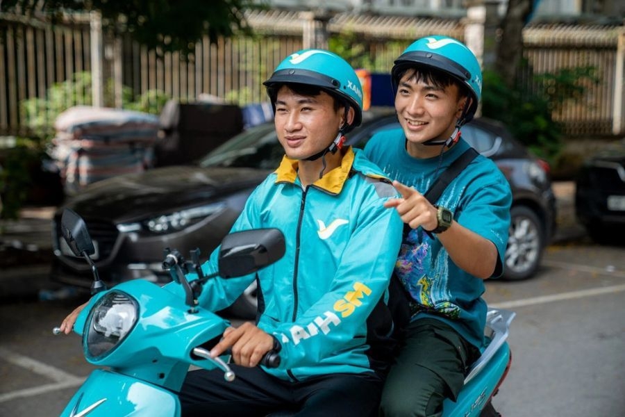 Di chuyển bằng xe bus hoặc xe công nghệ