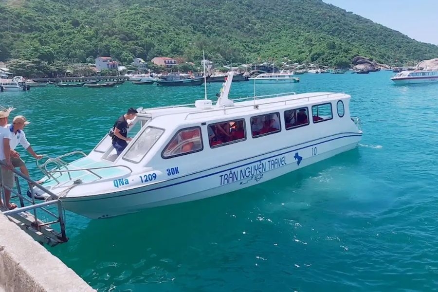 Nên đặt trước vé ca nô để tránh tình trạng hết chỗ
