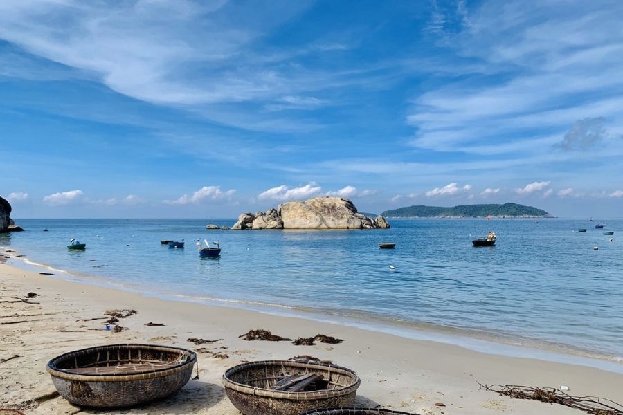 Bãi Làng Cù Lao Chàm sở hữu vẻ đẹp hoang sơ, đậm chất miền biển