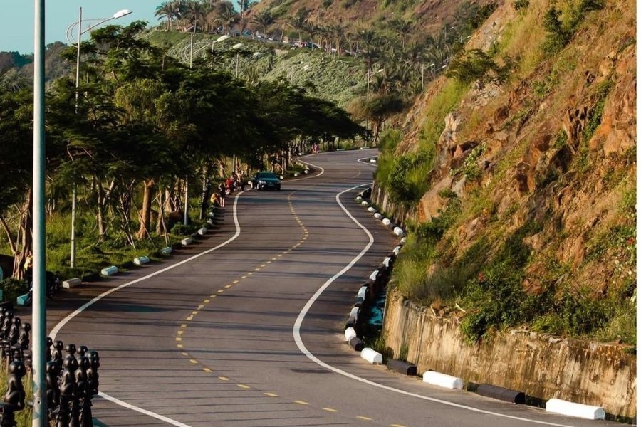Cung đường từ bờ biển Hoàng Sa nổi bật với cảnh sắc thiên nhiên hùng vĩ