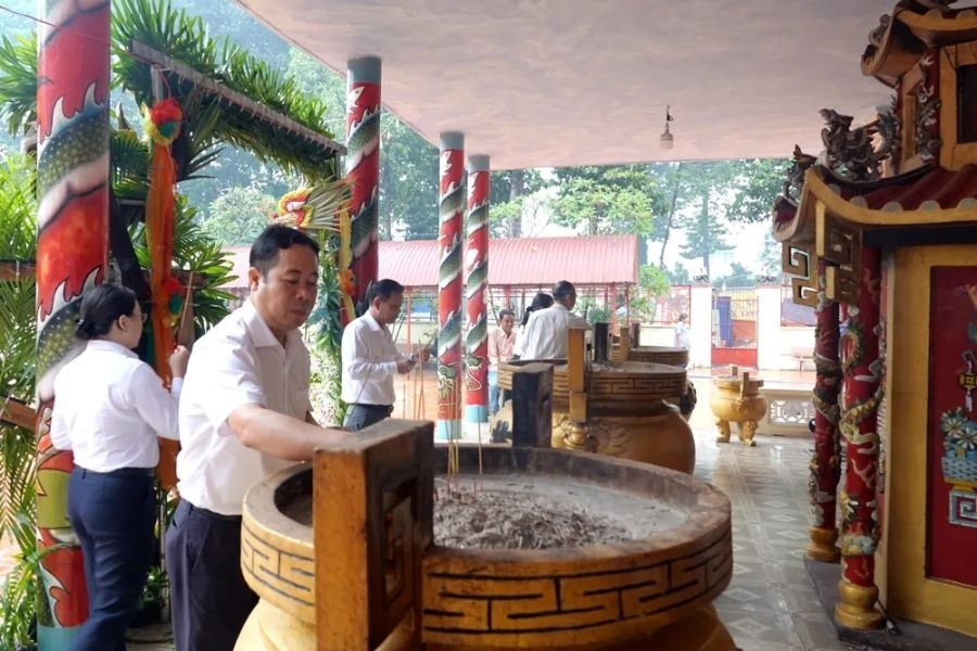 Chọn trang phục kín đáo, lịch sự khi tham quan Đình Phong Phú