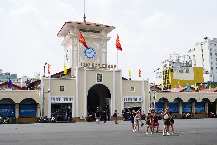 Chợ Bến Thành là điểm mua sắm sầm uất nằm gần hầm Thủ Thiêm