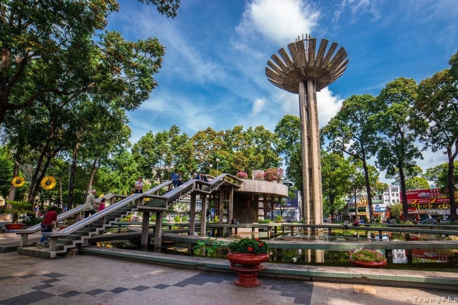 Hồ Con Rùa có cảnh quan xanh mát, mang lại năng lượng tích cực