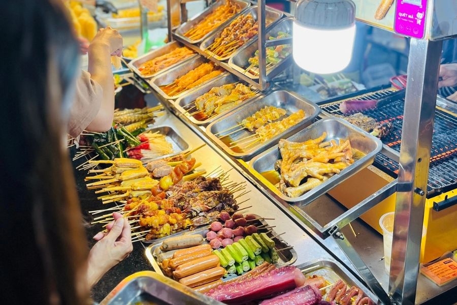 Đa dạng món ăn hấp dẫn bày bán tại chợ