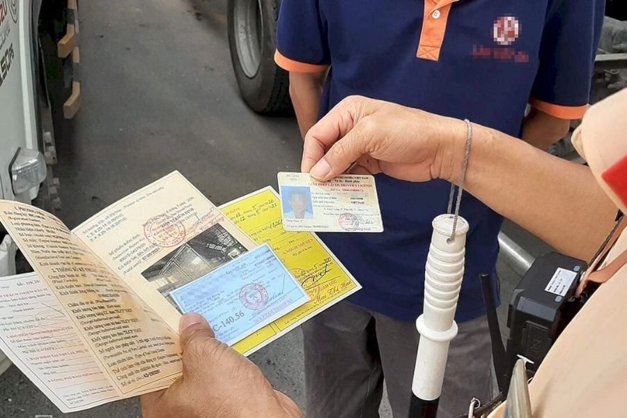 Đảm bảo xe đang thuê có đầy đủ giấy tờ cần thiết để tránh gặp rắc rối khi gặp cảnh sát giao thông