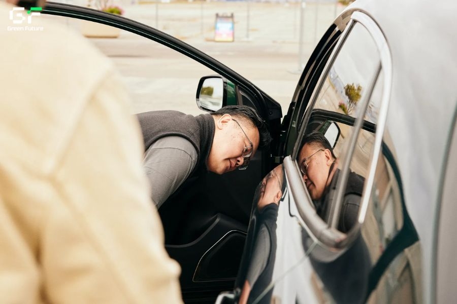Kiểm tra kỹ tình trạng xe khi giao trả để đảm bảo bạn không quên vật dụng cá nhân