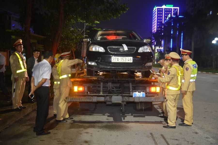 Xe hết hạn đăng kiểm trên 1 tháng có thể bị tước GPLX và tạm giữ phương tiện