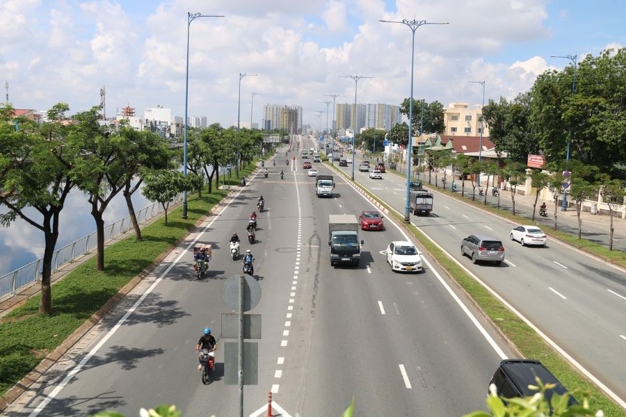 Từ trung tâm Quận 1 di chuyển theo đường Võ Văn Kiệt để đến nóc hầm Thủ Thiêm