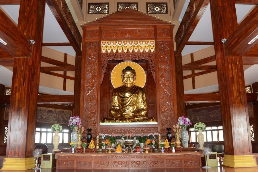 Bảo tháp bằng gỗ thờ Phật lớn nhất Việt Nam tại chánh điện Pháp viện
