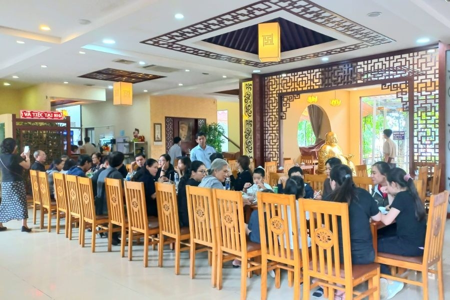 Không gian ẩm thực thanh tịnh tại nhà hàng chay Thiện Duyên