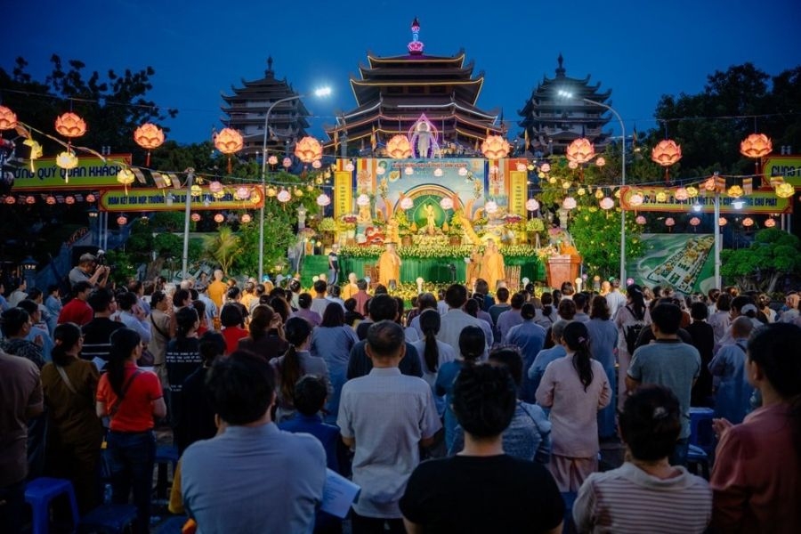 Pháp viện Minh Đăng Quang lung linh, huyền ảo khi màn đêm buông xuống