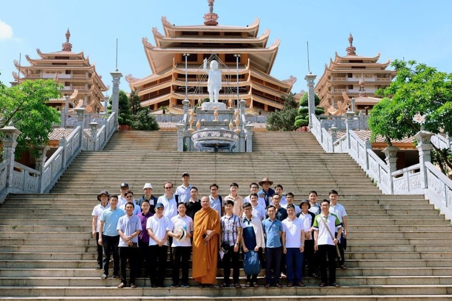 Mặc trang phục lịch sự khi đến thăm viếng Pháp viện