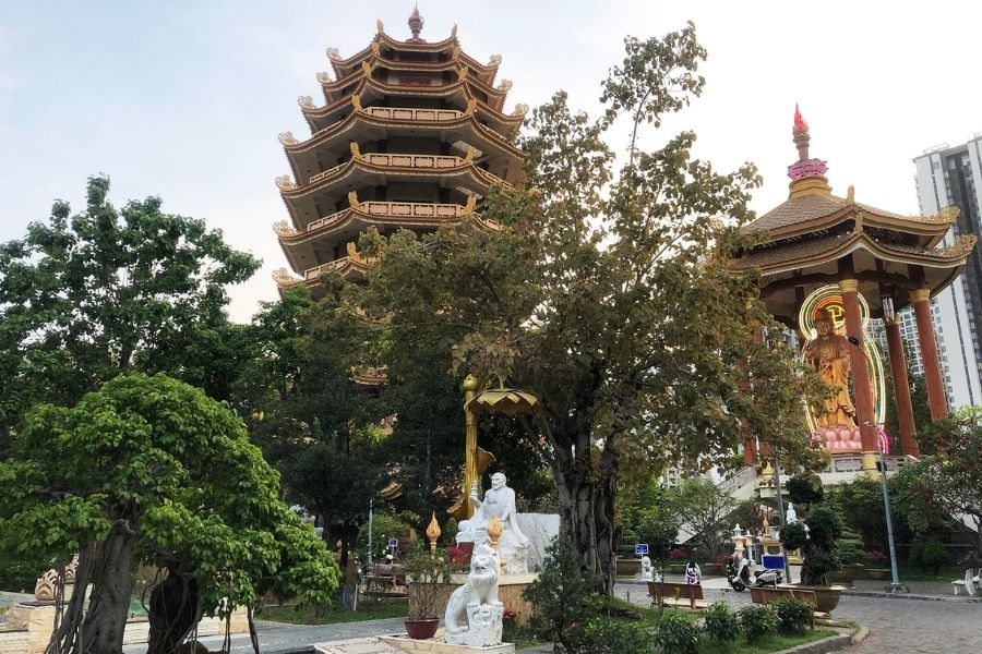Không gian xanh mát, rợp bóng cây xanh của Pháp viện