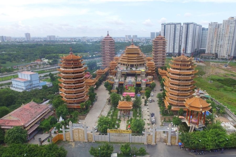 Bốn bảo tháp uy nghi tạo nên vẻ đẹp ấn tượng cho Pháp viện