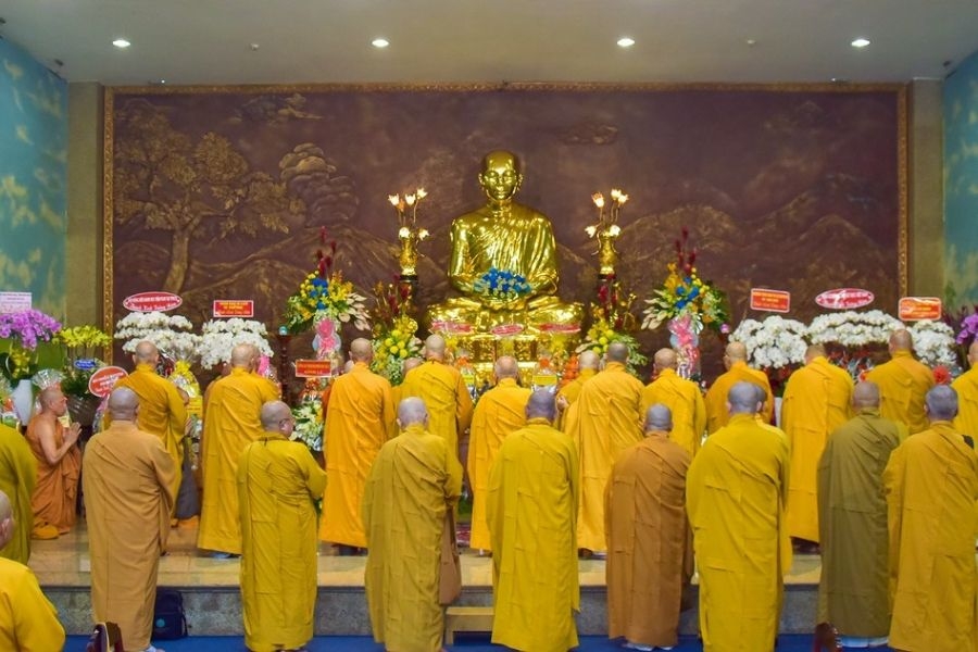Tượng Tổ sư Minh Đăng Quang được bài trí trang trọng