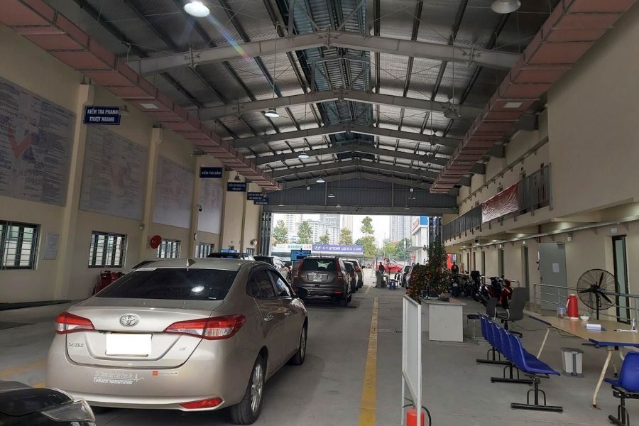 Nộp phí đường bộ xe 4 chỗ trực tiếp tại Trung tâm Đăng kiểm (Nguồn: Internet)