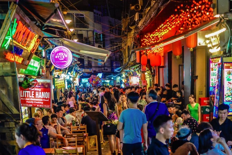 Bảng hiệu neon rực rỡ trên phố Tạ Hiện