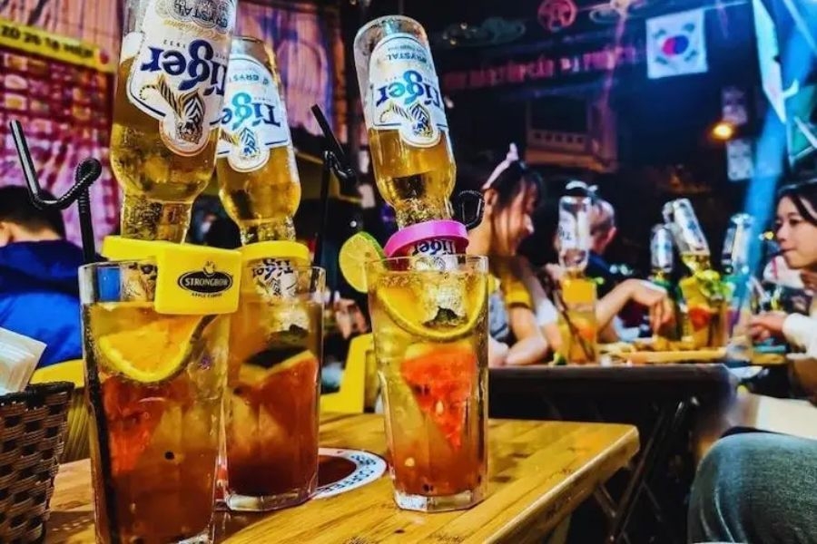 Uống bia hơi Hà Nội - Trải nghiệm không thể thiếu tại phố Tạ Hiện