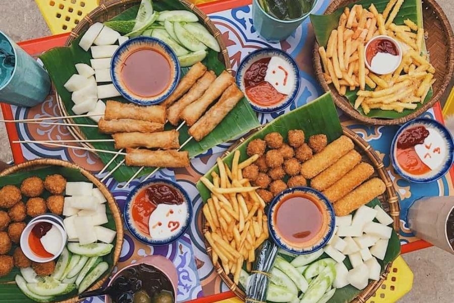 Thưởng thức ẩm thực đường phố Tạ Hiện