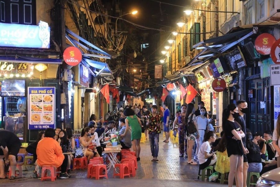 Phố Tống Duy Tân tấp nập thực khách từ sáng sớm đến đêm muộn