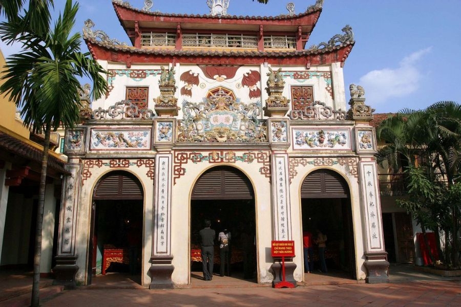 Cổng Tam Quan cổ kính, được chạm khắc tỉ mỉ