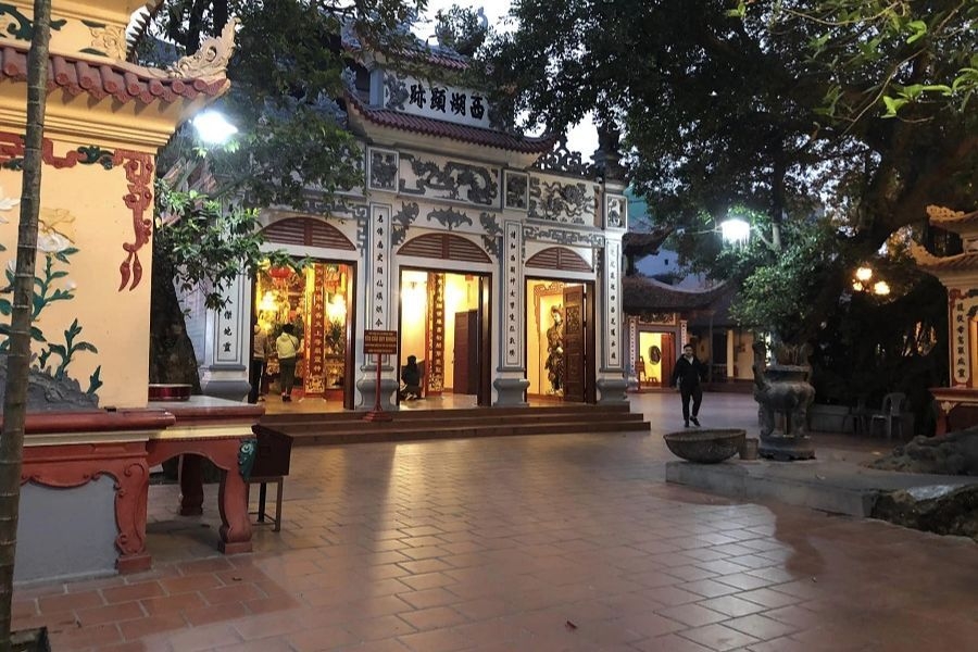 Phủ thường đóng cửa muộn hơn vào ngày lễ để phục vụ lượng khách hành hương đông đảo