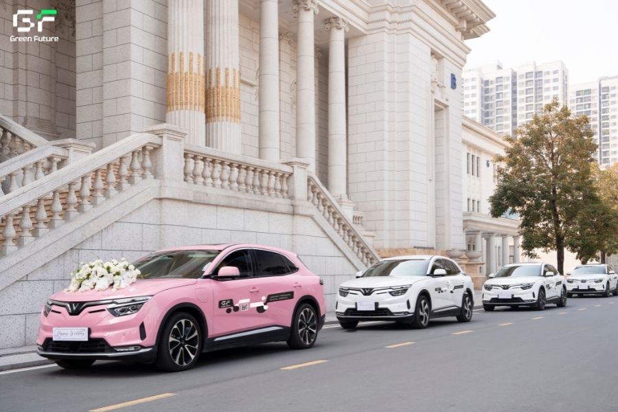 Green Future hỗ trợ khách hàng trang trí xe cưới theo phong cách tiệc cưới dễ dàng