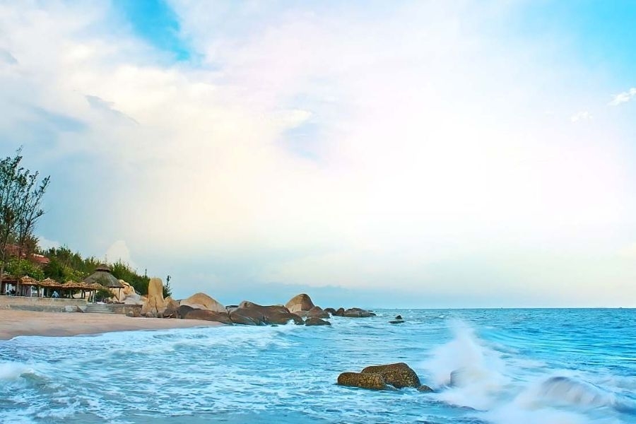 Bãi biển Long Hải trong xanh tuyệt sắc