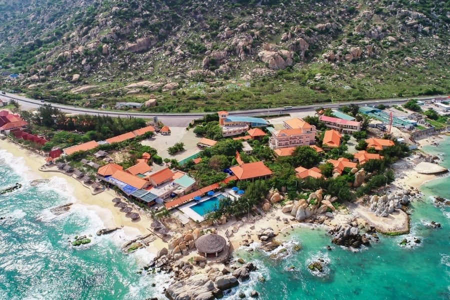 Bãi biển Cà Ná trong xanh, thơ mộng