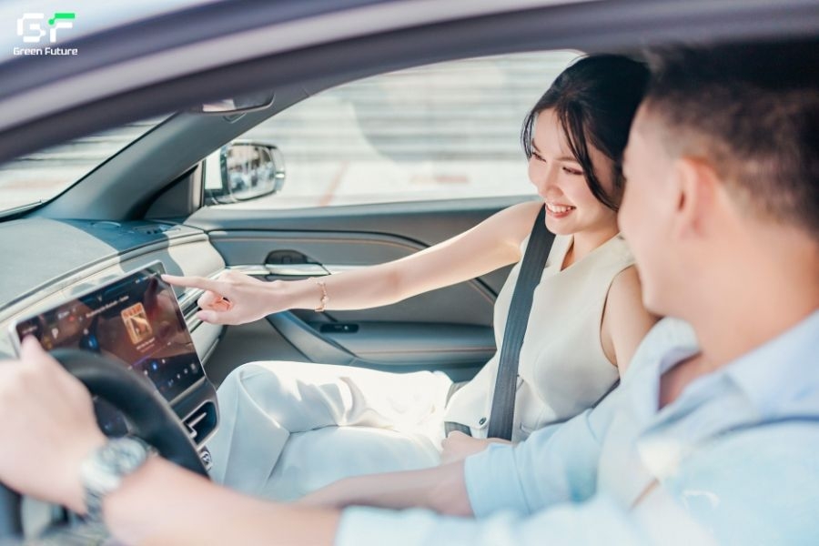 Khách hàng kiểm tra kỹ xe trước khi ký biên bản giao nhận