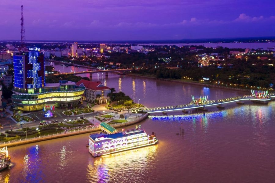 Ngày 1: Khởi hành – Tham quan trong thành phố – Ẩm thực miền Tây