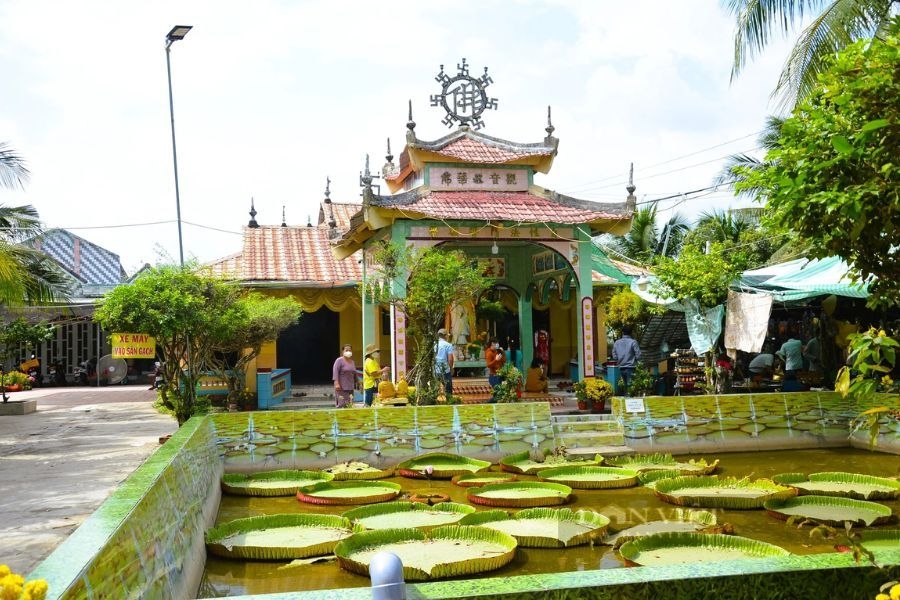 Chùa Phước Kiển nổi tiếng với ao sen có những lá sen khổng lồ