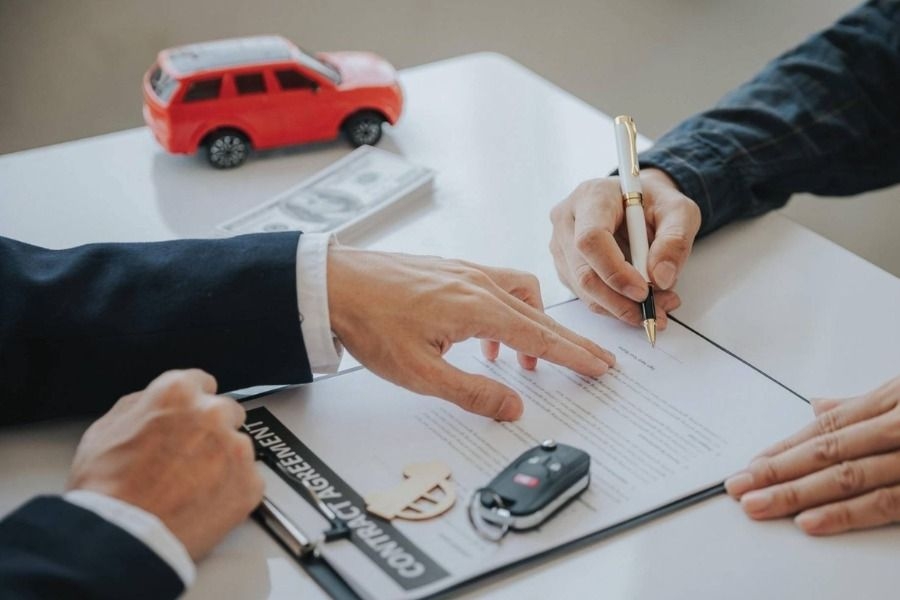 Kiểm tra kỹ các điều khoản trong hợp đồng thuê xe ô tô